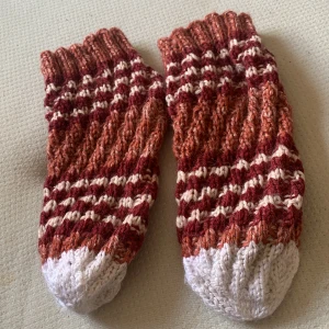 Stickade sockor - Ett par jättefina och söta stickade sockor. Endast testade, jag har vanligtvis storlek 38 på skor och även runt där på strumpor också. Dessa är lite små för mig och blir då väldigt korta. Så skulle säga att dom passar bättre på någon med mindre fötter.