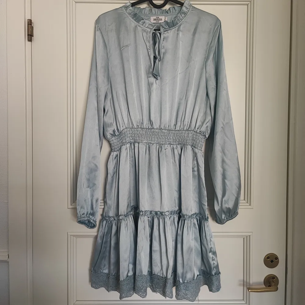 Isblå klänning i satin från Nakd, använd vid ett tillfälle så superfint skick . Klänningar.
