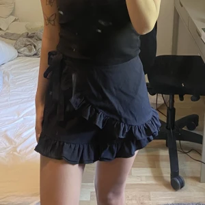 Shotrs/kjol - Jättefina shorts som ser ut som en minikjol med volanger❤️ man knyter den i midjan och kan anpassa hur tajt det ska sitta. Inga defekter, använt skick ⭐️
