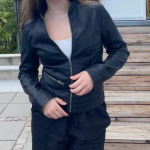 Läderjacka  - En läderjacka från Vila i läderimitationen som sitter som en smäck. Är skitsnygg att ha halvt-uppdragen. Men funkar helt uppdragen också. 😎Jag är vanligtvis storlek 36-38