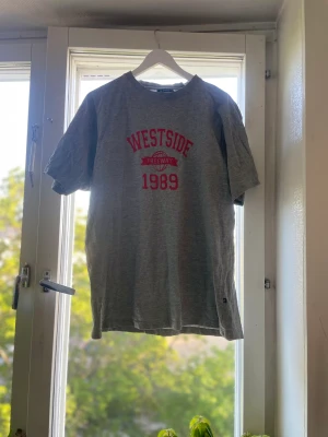 Westside 1989 T-shirt  - Westside 1989 T-shirt. Kom dm vid frågor!
