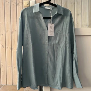 Blus  - Blus från Vila i storlek 34, aldrig använd. Ordinarie pris 400kr, säljer för 200kr.