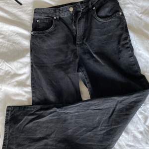 Raka jeans från never denim Storlek 28/32 100kr+frakt