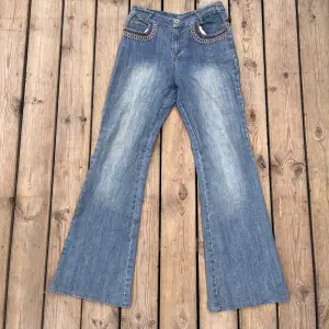 Feta y2k bootcut jeans med unika bakfickor och riktigt fin wash Midjemått 35cm Innerbens längd 75cm Ytterbens längd 100cm