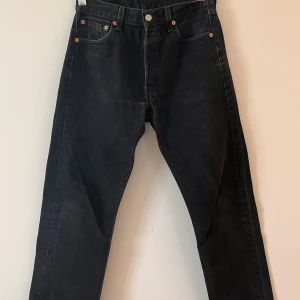Svarta Levi 501  - Svarta Levi’s 501 i bra skick. Storlek 30/30 står på lappen men sitter mer som om de vore 28/30, alltså tajta i midjan. Överlag väldigt bra skick.