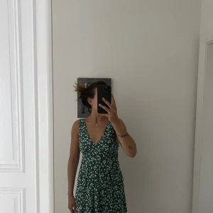 Klänning  - Fin mönstrad klänning från Motel rocks, sparsamt använd 