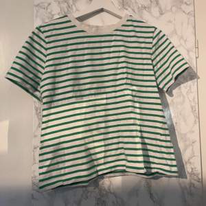 En fin randig t-shirt ifrån Zara, säljs då den tyvärr inte används längre. Den är i bra skick, fast den har använts en del💚