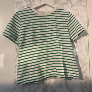 Gullig randig t-shirt💚 - En fin randig t-shirt ifrån Zara, säljs då den tyvärr inte används längre. Den är i bra skick, fast den har använts en del💚