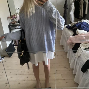 Blå stickad tröja - Säljer denna jättefina ljusblå tröjan🤩 perfekt till sommaren⭐️🌸 den är från bikbok