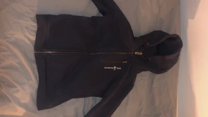 Sail Racing tröja  - Säljer nu min jättefina mörkblåa Sail racing tröja i storlek 150 då den tyvärr har blivit för liten för mig. Köpt för ca 899 kr på kidsbrandstore. Använd men i bra skick och inga defekter.