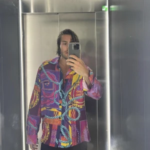 CDLP Long-Sleeve Pool Shirt La Fête  - Storlek 50.  Inköptes förra sommaren. Använd 2 gånger. Finns ingenting att anmärka på. I väldigt fint skick.   Nypris 2600kr.  Jag säljer min för 1566kr inklusive frakt.