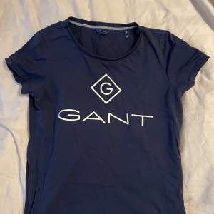 T-shirt från Gant. Slimmodell. Helt i nyskick använd max 3 ggr. 