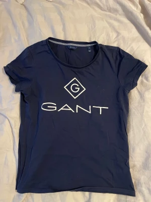 T-shirt - T-shirt från Gant. Slimmodell. Helt i nyskick använd max 3 ggr. 