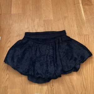 Konståkning - Säljer en kjol i barnstorlek. Vid exakta mått så hör av er. Passar kanske en 5 åring 
