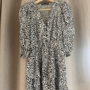 Svart/vit klänning - Super fin klänning från Zara i strl XS🤍🖤