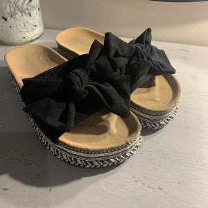 Tofflor - Säljer dessa superfina tofflor från Raglady! Sparsamt använda och i bra skick! Säljer då dom är lite stora på mig💕