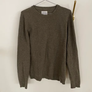 Tröja från Norse projects - Fin melange tröja från Norse. Något nopprig!