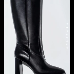 Zara höga boots - super snygga boots som jag köpte på zara. Nypris 1495kr, det är i äkta läder. Har används två gånger men kommer inte till användning längre. Mitt pris 900💕 pris kan diskturas 