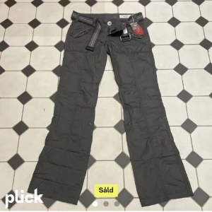 Lowwaist cargobyxor esprit  - Helt nya skitsnygga Y2k cargobyxor från Esprit, midjemått tvärs över:39cm  innerbenslängden 79cm! Storlek 30, tyvärr passade de inte mig! Passar nån som vanligtvis har 32-34 i byxor! Bilder lånade från förra säljaren!