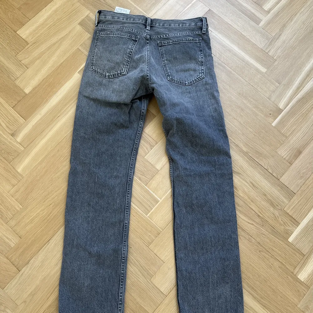 Mid rise straight leg jeans från Zara. I storlek 36. De är i princip nya och har endast använts någon gång. . Jeans & Byxor.