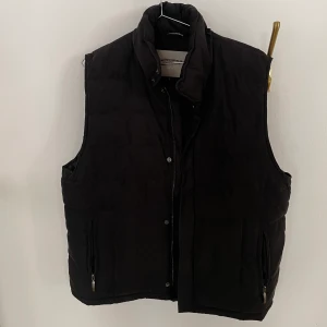 Oversize puffer väst - Aldrig använd väst. Köpt second-hand. Säljer pga för stor. 