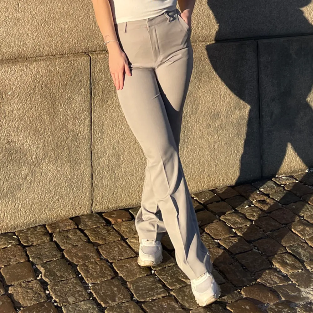 Populära kostymbyxan Vilma från Bik bok i ljusgrå  Använda 1 el 2 gånger . Jeans & Byxor.