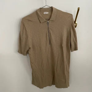 Pikétröja filippa k - Jättefin pikétröja från Filippa K. Använd 2-3 ggr. Nypris 1100, nu 400.