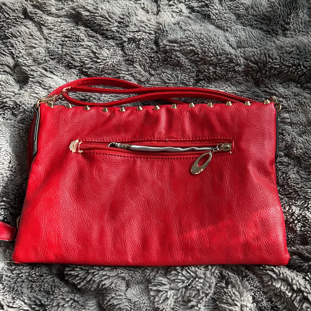 Säljer denna skitsnygga handväskan! Lite skador men inga större defekter 💕. Väskor.