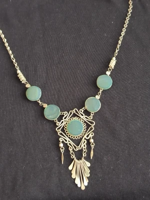 Halsband  - Handgjorda metalhalsband med  gröna stenar.