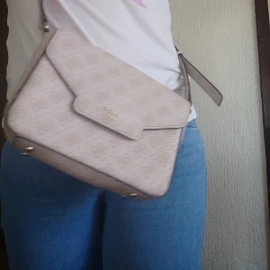 Guess väska  - Guess väska i nystick 