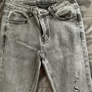 Grå jeans  - Väldigt bekväma utsvängdajeans som inte kommer till användning. Dock aldrig använda. 