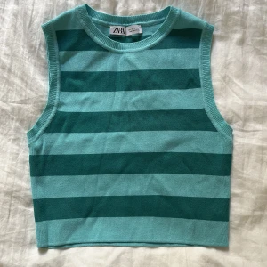 Stickad topp zara - Stickad ärmlös topp från Zara i storlek L, men skulle säga att det mer är en M🩷 Använd fåtal gånger, inga defekter😊säljer för 40 kr + frakt