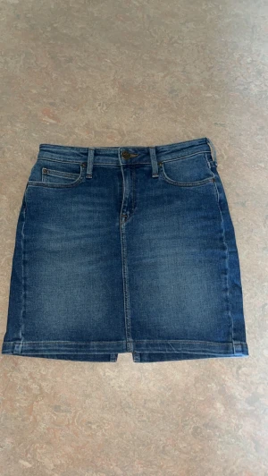 Jeanskjol  - Säljer min jeanskjol från LEE då jag aldrig använder den, enbart använd 1 gång.