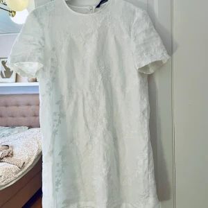 Vit klänning från Zara, fint skick - Perfekt klänning till skolavslutningen eller student.  Ganska kort på mig som är 166cm, går till mitten av låren. Har endast en liten fläck (se bild), syns dock ej så det stör