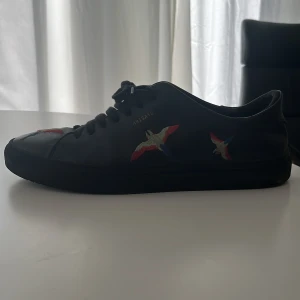 Arigato skor - Ett par svarta Arigato skor i storlek 43, skick 8/10. Fina nu när sommaren är på g😁 pris kan diskuteras.