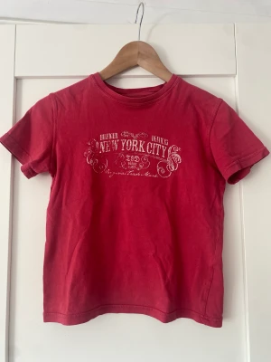 Tommy Hilfiger baby tee - En liten t-shirt från Tommy Hilfiger. Bra längd till ett par lägre jeans, samt inte för tajt i armhålan, trots från barnavdelningen. 