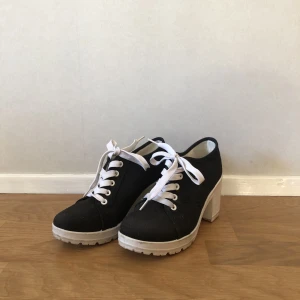 Klackskor  - Låga svarta klackar med vita snören som jag köpte i Grekland men har endast använt några gånger💞