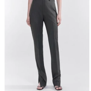 Helt nya Filippa K - Wool trousers som jag säljer pga fel stolen efter graviditeten. Aldrig använt dom. Nypris 2399 säljer för 900 
