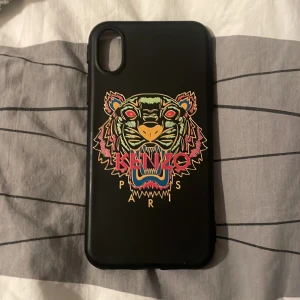 iPhone skal - Ett kenzo skal i mycket bra skick. Är till iPhone X/Xs