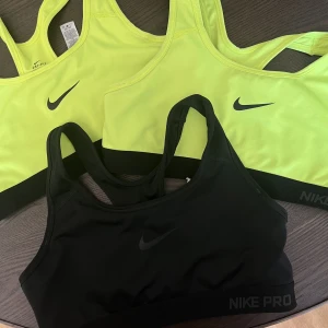 3-pack Nike sportbh - Säljer dessa Nike sport bh-ar i storlek S! Dem är i superbra skick men säljes pga har för mycket träningskläder.