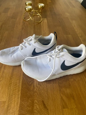 Sneakers - Vita sneakers från nike. 