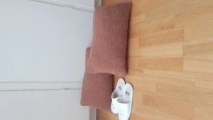 2 st kuddar  - Mysiga och fina kuddar! Bra skick! Rökfritt och djur fritt hem! Kontakta vid pris och frakt!👍🌸