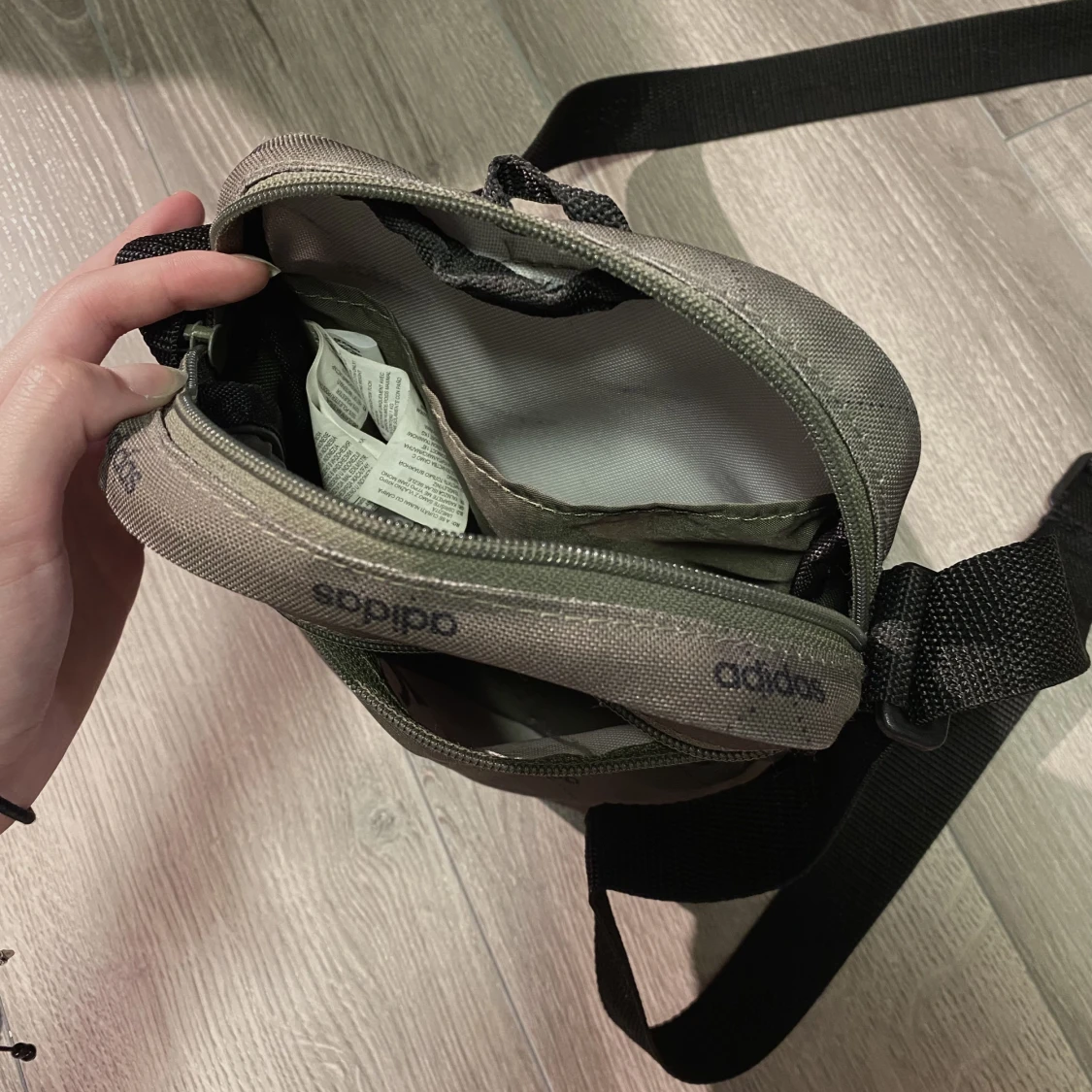 Adidas crossbodyväska - 90