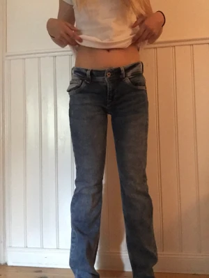Snygga pepe jeans - Moderna bootcut jeans som e lågmidjade och snygga fickor köpte för 900kr