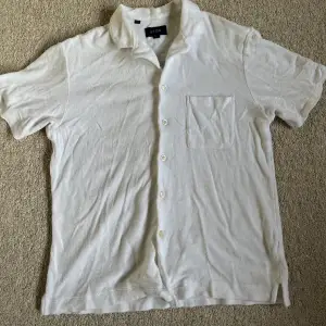 Säljer min Eton frotté skjorta som inte kommer till användning längre. Har sytt på en ny knapp som nästan ser likadan ut, då jag en gång var full och dum.    Nypris 1699kr   Storlek M 