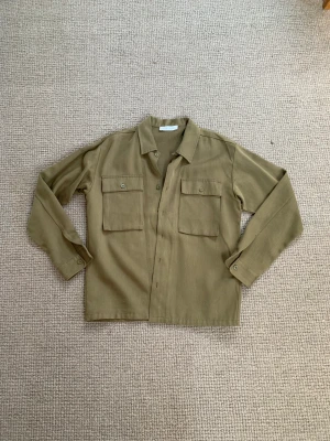 Samsøe Samsøe overshirt - Samsøe Samsøe overshirt Använd ett fåtal gånger  Storlek: L   