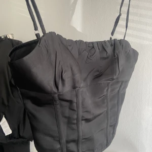 Korsett topp från PLT - Så snygg och sexig korsett topp från Pretty Little Thing. Nästan aldrig använd då den är för liten 🥲. Justerbar och stängs mha dragkedja. Bra support och kan därför bäras utan Bh.