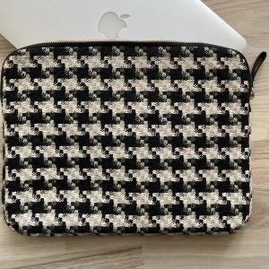 Datorfodral - Slutsålt datorfodral med dragkedja från h&m 💕Inga defekter, skickar gärna fler bilder om det skulle önskas, bara fråga på. Passar de flesta skoldatorer. Mått: 26x34 cm. Kan gå ner i pris vid snabb affär!