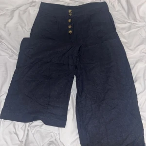 byxor  - TRYCK INTE PÅ KÖP NU‼️‼️‼️‼️ blåa byxor som jag köpte från Lidl. Jätte sköna, linnen material!! perfekta till sommaren!!!
