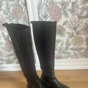 Boots NA-KD - Höga boots från nakd säljes då de inte används längre. Är använda men fortfarande i bra och fräscht skick! ⚡️❤️ Storlek 36 och är normala i storlek och väldigt sköna att gå i. Köptes för 1399:- säljes för 450:-🫶🏽 